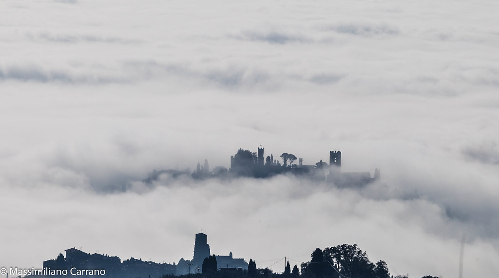 Castello di Buggiano sospeso tra le nuvole 