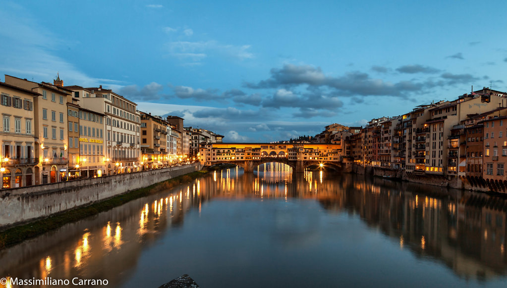 Lungarno e Ponte Vecchio all'imbrunire